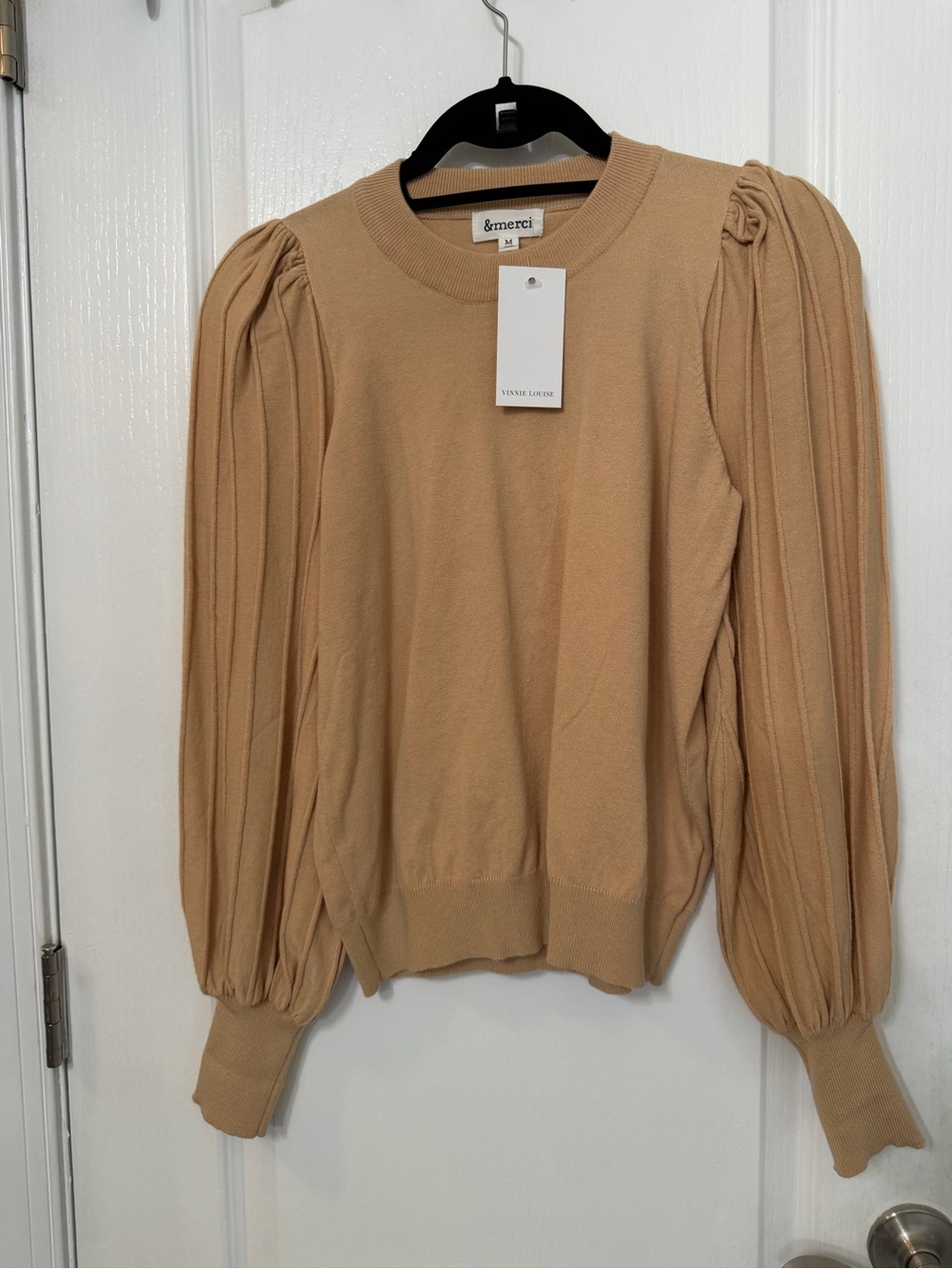 &merci Puff-Sleeve Crewneck Sweater in Pink/Camel
